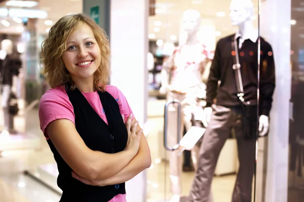 Ung kvinna gör shopping — Stockfoto