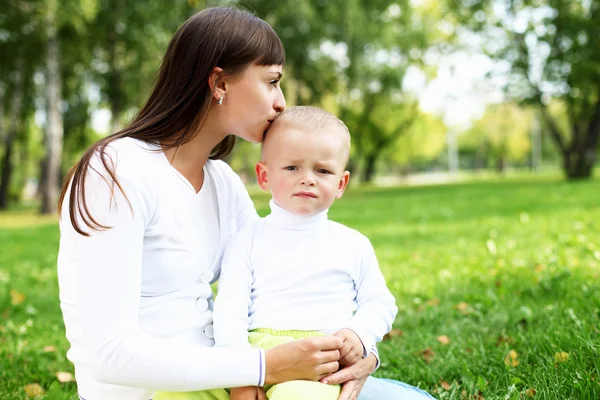 Молода мати з сином у літньому парку — стокове фото