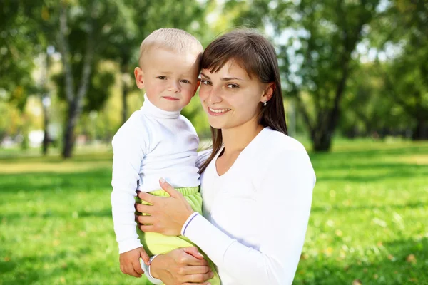 Mladá matka se svým synem v letním parku — Stock fotografie