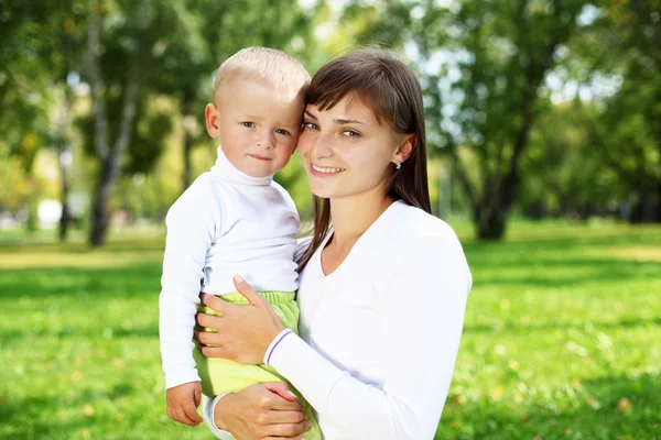 Ung mamma med sin son i sommaren park — Stockfoto