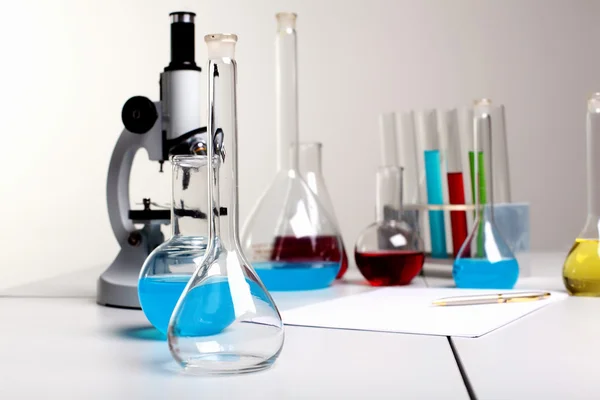 Equipos de laboratorio de química y tubos de vidrio — Foto de Stock