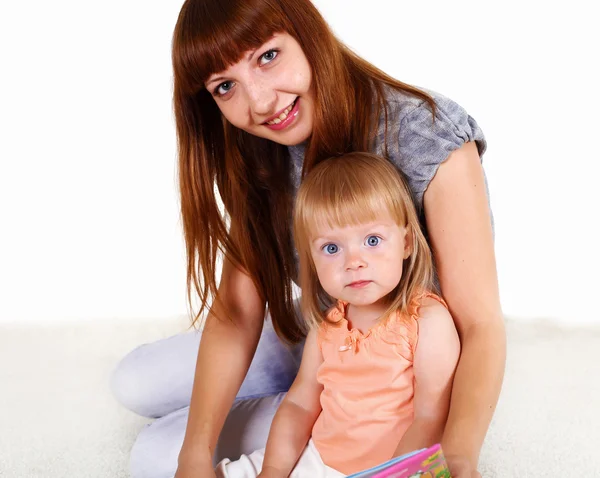 Ung mor med liten dotter — Stockfoto