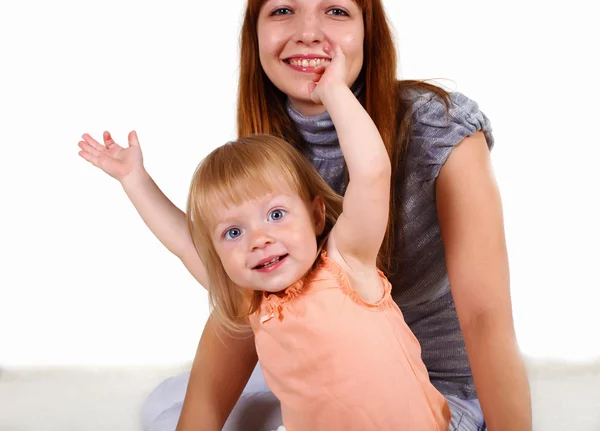 Jonge moeder met kleine dochter — Stockfoto
