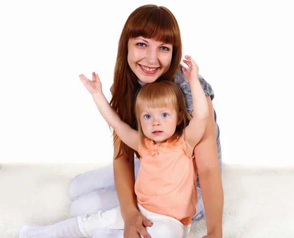 Молода мати з маленькою донькою — стокове фото
