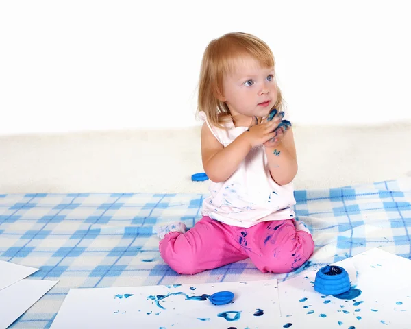 Маленька дівчинка малює в студії — стокове фото