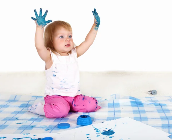 Κοριτσάκι ζωγραφική στο στούντιο — Φωτογραφία Αρχείου