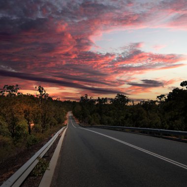 Kırsalda asfalt yol