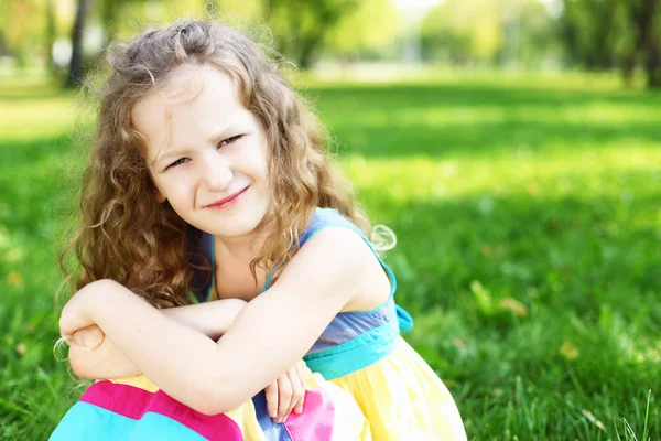 Malá holčička v letním parku — Stock fotografie