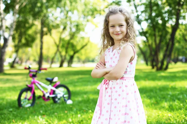 Klein meisje in zomer park — Stockfoto