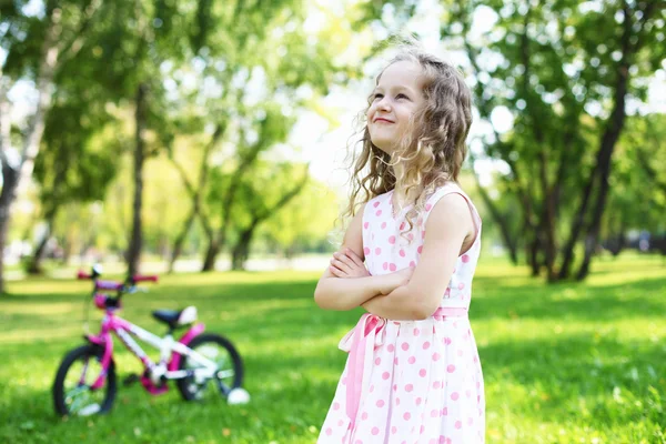 Kleines Mädchen im Sommerpark — Stockfoto