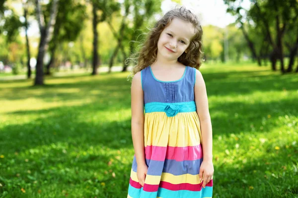 Маленька дівчинка в літньому парку — стокове фото