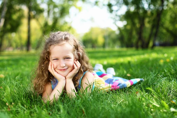 Malá holčička v letním parku — Stock fotografie
