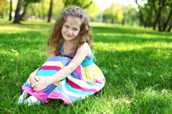 Petite fille dans le parc d'été — Photo