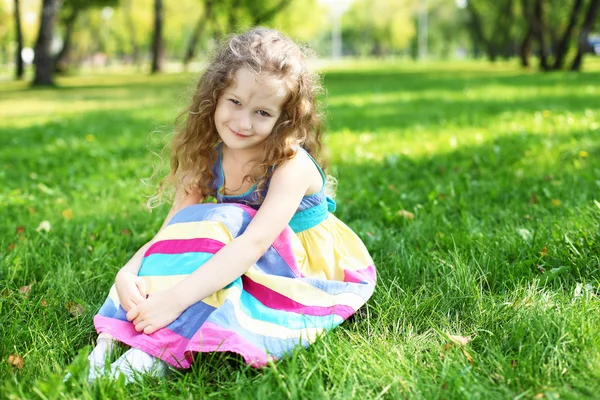 Küçük kız yaz Park — Stok fotoğraf