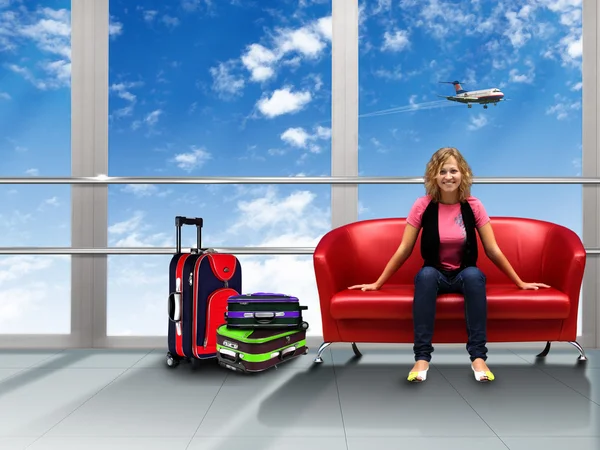 Mujer joven sentada en un sofá en el aeropuerto —  Fotos de Stock