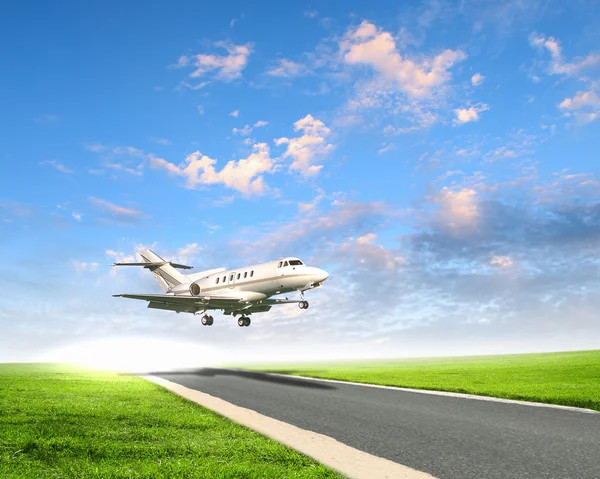 Flygplan i blå mulen himmel — Stockfoto