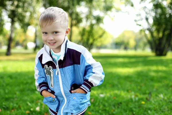 Mały chłopiec w lato park — Zdjęcie stockowe