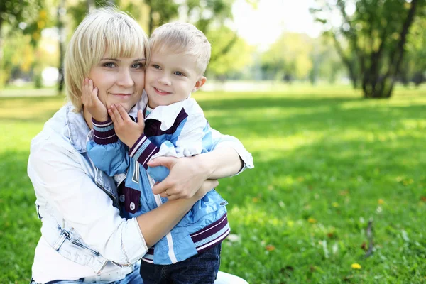 Jeune mère avec son fils dans un parc d'été — Photo