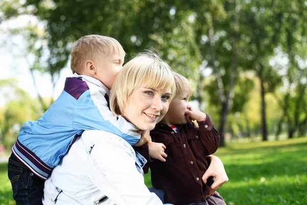 여름 공원에서 그녀의 아들과 젊은 어머니 — 스톡 사진