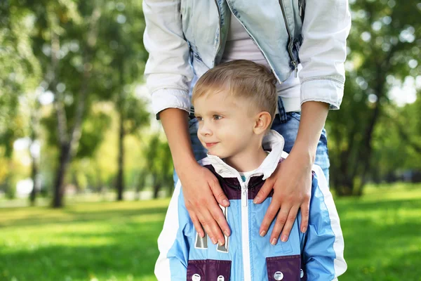Giovane madre con suo figlio nel parco estivo — Foto Stock