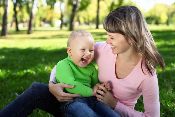 Молодая мать с сыном в летнем парке — стоковое фото