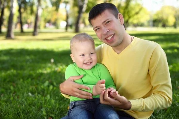 Vater mit kleinem Sohn im Park — Stockfoto