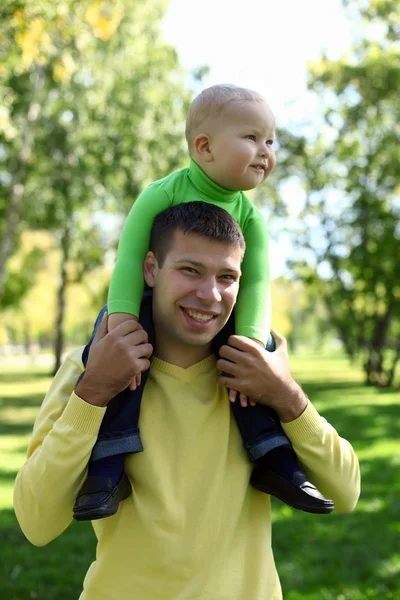 公園内の小さな息子を持つ父 — ストック写真
