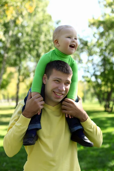 Батько з маленьким сином у парку — стокове фото