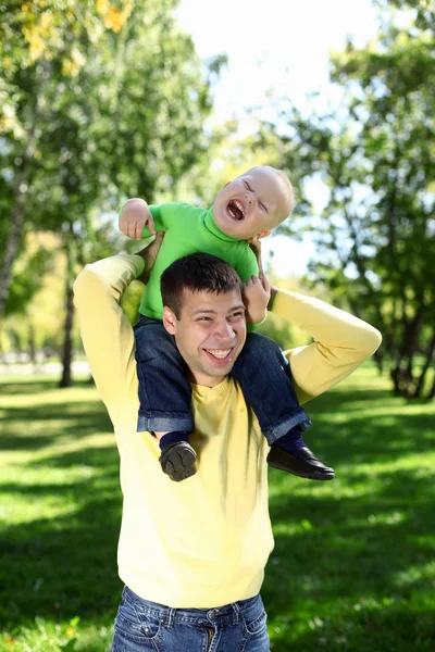 Padre con hijo pequeño en el parque — Foto de Stock