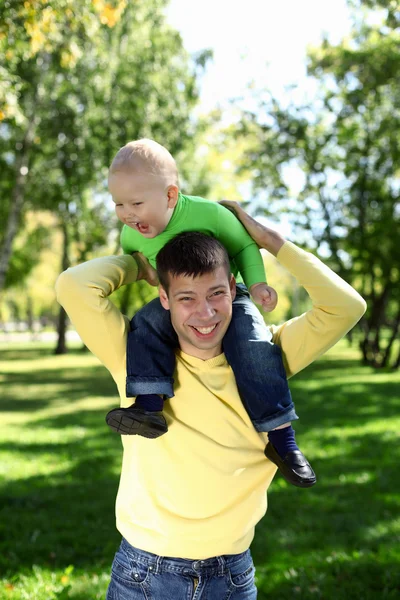Otec s malým synem v parku — Stock fotografie