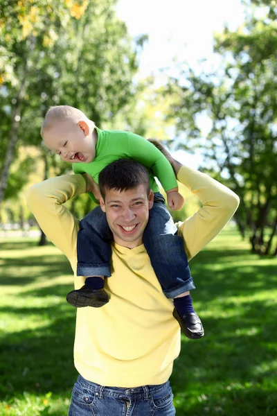 Padre con hijo pequeño en el parque —  Fotos de Stock