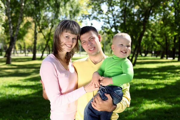 Молода сім'я з дитиною в літньому парку — стокове фото
