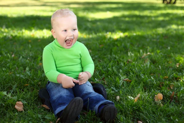 Mały chłopiec w lato park — Zdjęcie stockowe