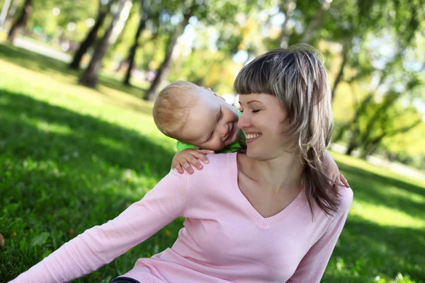 Mladá matka se svým synem v letním parku — Stock fotografie