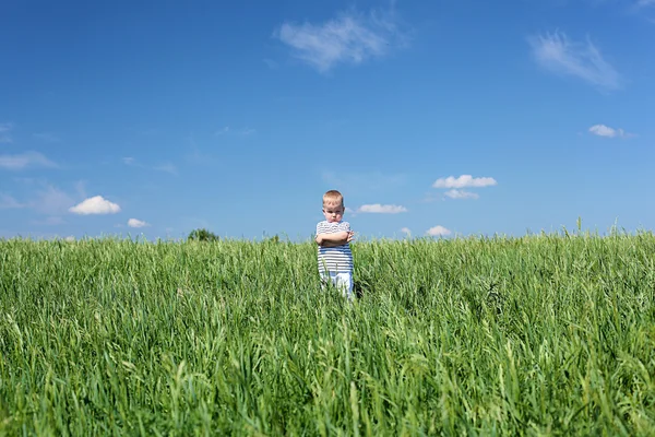 Pequeno menino ao ar livre — Fotografia de Stock