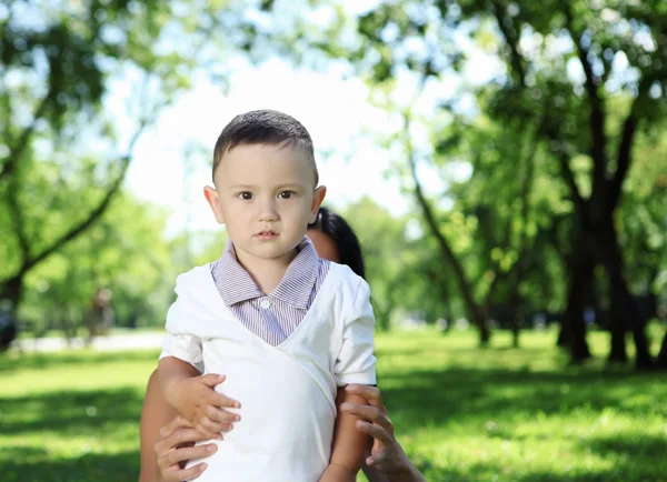 Portrét malého chlapce venku — Stock fotografie