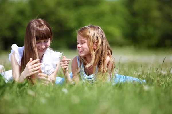 两个女孩在公园里玩耍 — 图库照片