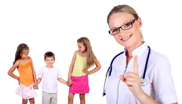 Lekarz i rodziny z dziećmi — Zdjęcie stockowe