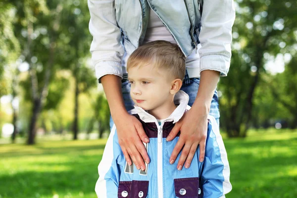 Молодая мать с сыном в летнем парке — стоковое фото