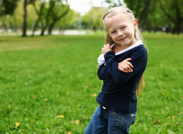 Девочка в парке — стоковое фото