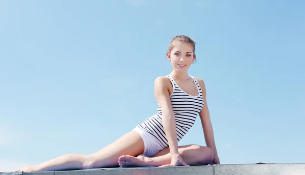 Portrait of a young woman doing exercises — Stock Photo, Image