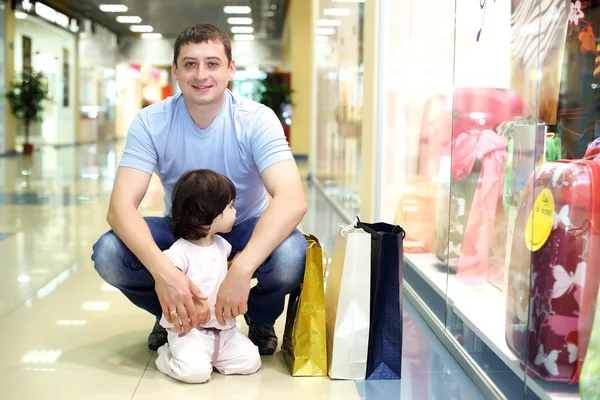 Pai e criança fazendo compras — Fotografia de Stock