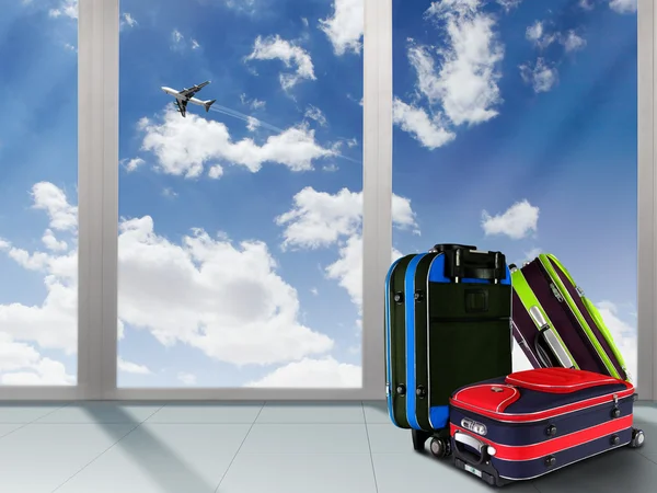 Червона валіза і літак — стокове фото