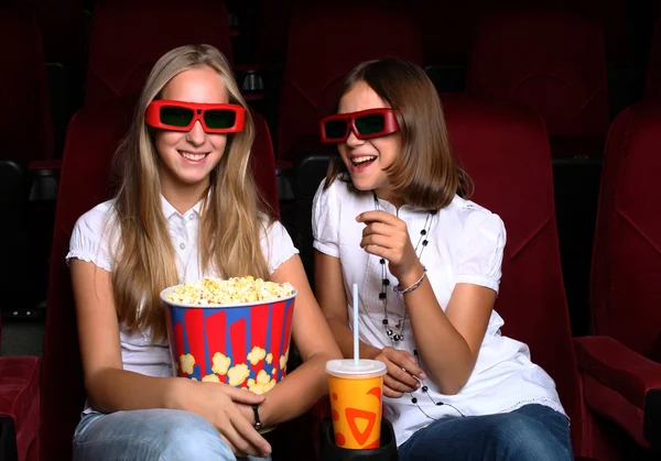 Dos chicas jóvenes mirando en el cine Fotos De Stock Sin Royalties Gratis