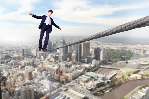 Hombre de negocios balanceándose en la cuerda — Foto de Stock