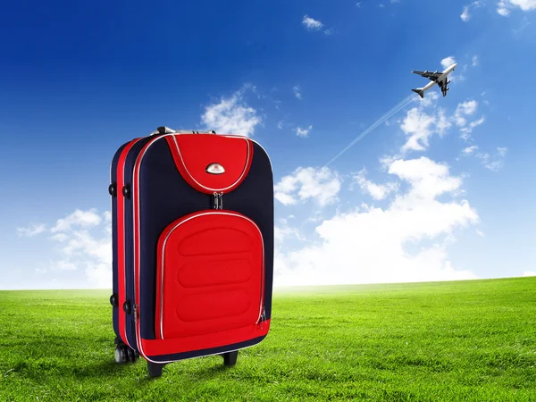 Valigia e aereo rosso — Foto Stock