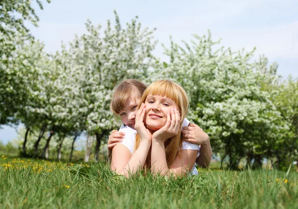 Flicka med mamma i vår park — Stockfoto