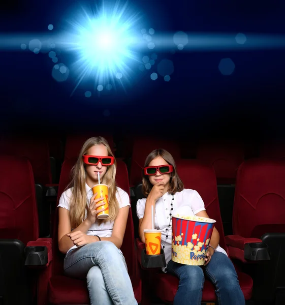 Dos chicas jóvenes en el cine —  Fotos de Stock