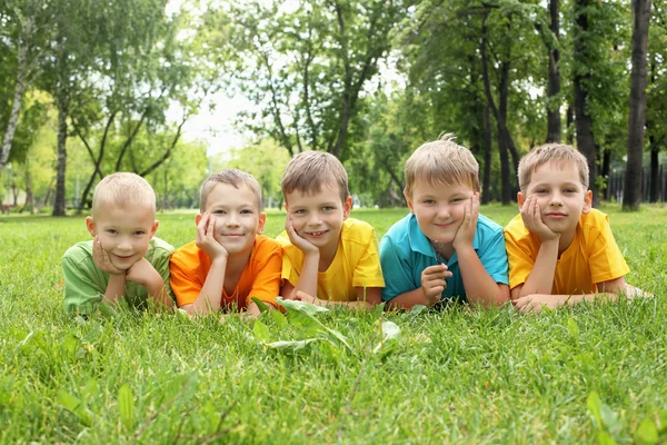 Kindergruppe im Park — Stockfoto