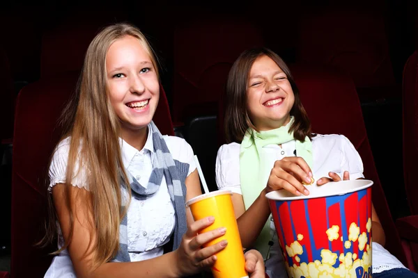 Duas jovens assistindo no cinema — Fotografia de Stock